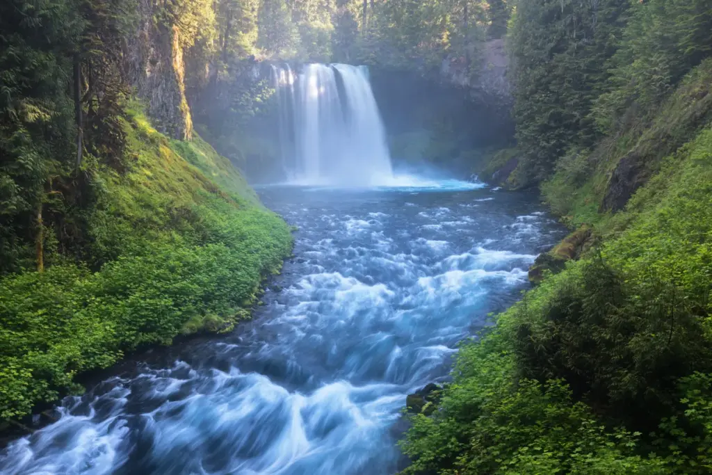 Discover the Majestic Sutherland Falls in Fiordland National Park, New Zealand